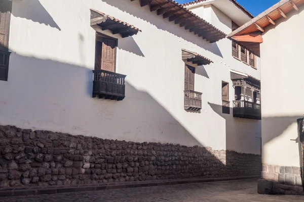 Casas coloniales construidas sobre antiguos cimientos incas —  Fotos de Stock