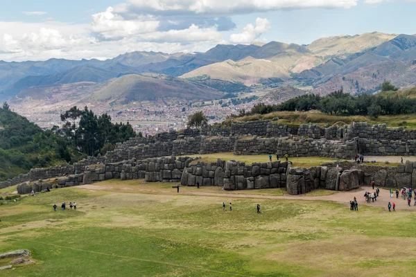 I turisti visitano le rovine inca di Sacsaywaman vicino a Cuzco — Foto Stock