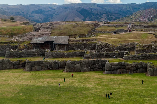 İnka'nın kalıntıları Cuzco yakınındaki Sacsaywaman turist ziyaret — Stok fotoğraf