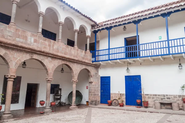 Innenhof eines alten Kolonialhauses in Cuzco — Stockfoto