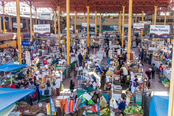 Interior do mercado central em Huancavelica, Peru — Fotografia de Stock