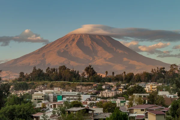 Volcán Misti detrás de Arequipa —  Fotos de Stock