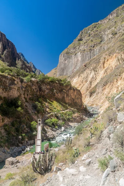 Puente colgante en Perú — Foto de Stock