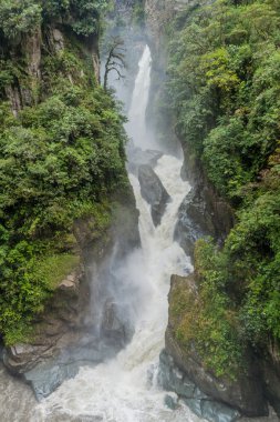 Pailon del Diablo (şeytanın kazanı) şelale