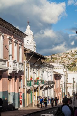 İnsanlar eski kasaba Quito içinde yürüyüş