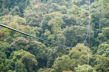 Teleferik geçiş derin vadinin kablolar