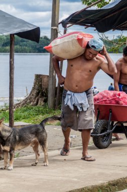 Mürettebat tekne kargo kaldırır