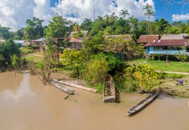 Perulu bir ormanda küçük bir köy 
