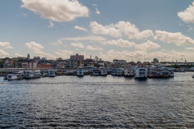 Manaus yolcu iskelede nehir tekne demirlemiş