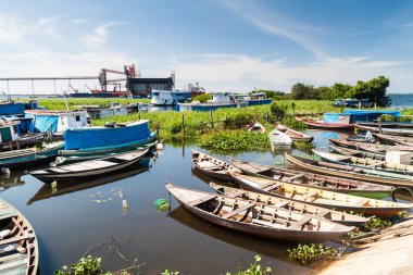 Bir bağlantı noktası Santarem içinde nehir tekne demirlemiş
