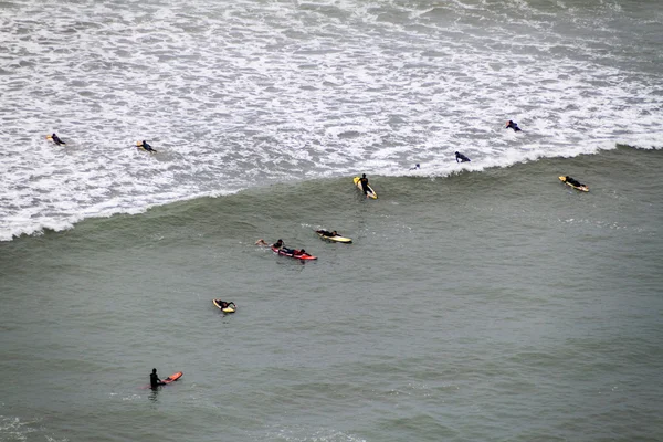 La gente surfea en las olas del océano —  Fotos de Stock