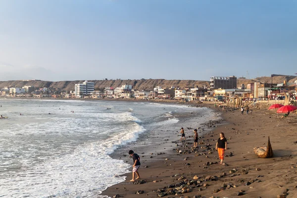 Lidé v Peru na pláži — Stock fotografie