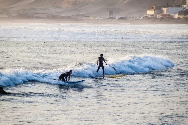 La gente surfea en olas —  Fotos de Stock