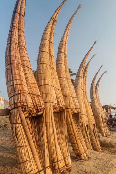 Traditional reed boats in Huanchaco — Stock Photo, Image