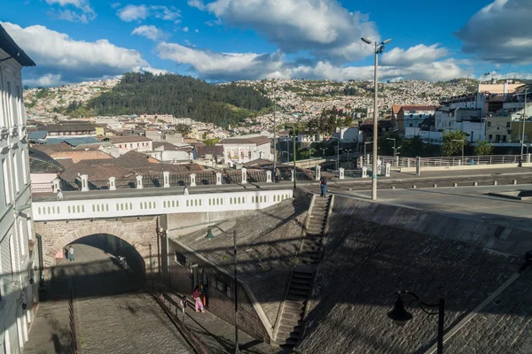 La Ronda gata i gamla stan i Quito — Stockfoto