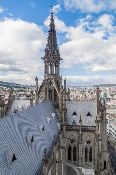 Dach der Basilika des Nationalgelübdes in quito — Stockfoto
