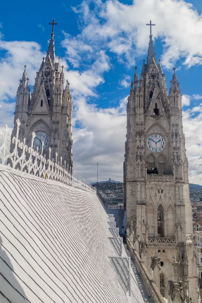 Türme der Basilika des nationalen Gelübdes in quito — Stockfoto