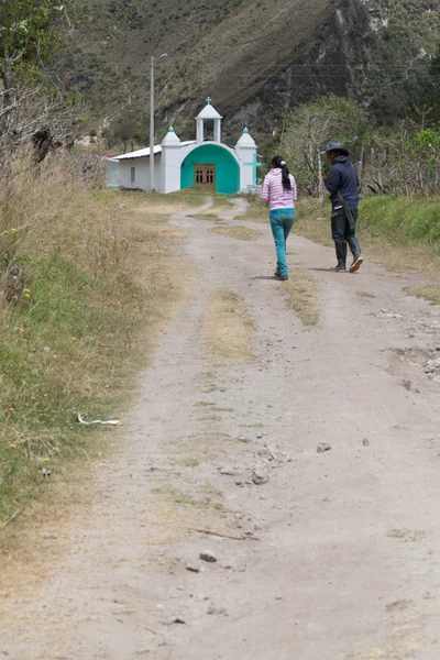 Villagers go to the small church — Stock Photo, Image