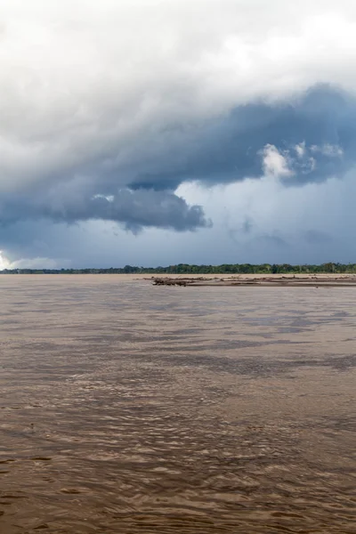 Nuages orageux sur la rivière Napo — Photo