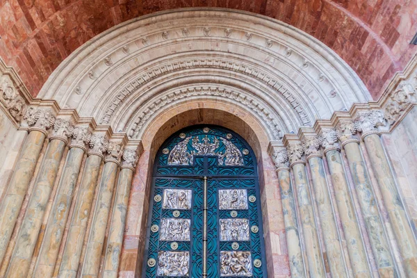昆卡的新大教堂的门 — 图库照片