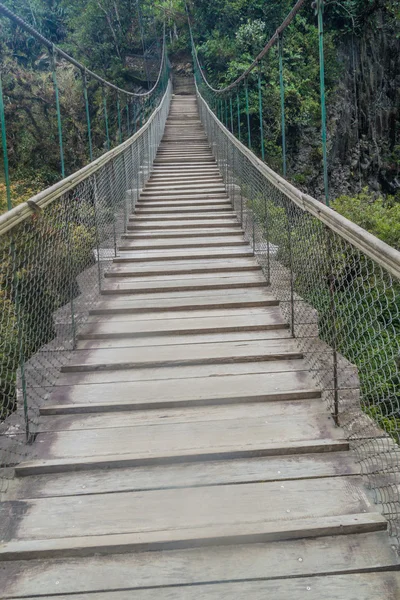 Puente colgante en Ecuador — Foto de Stock
