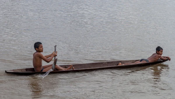 Kinderen op een dugout canoe — Stockfoto