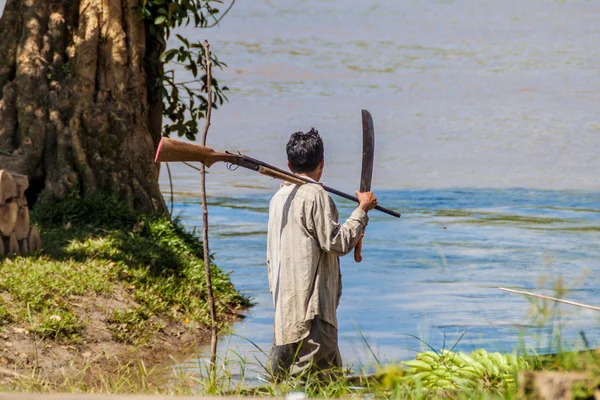 Cazador local en su camino a la selva — Foto de Stock