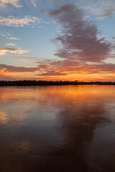 Puesta de sol sobre el río Napo — Foto de Stock