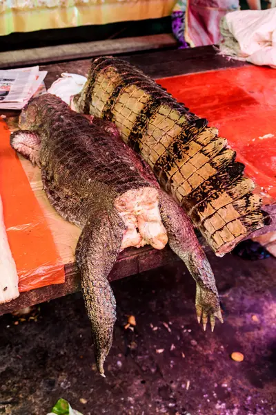 Carne di caimano in vendita — Foto Stock