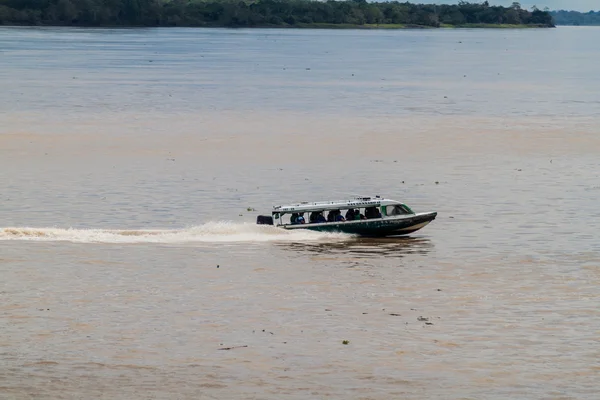 Tráfico en el río Amazonas — Foto de Stock