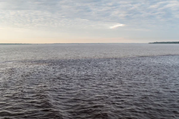 Rencontre des eaux dans le fleuve Amazone — Photo