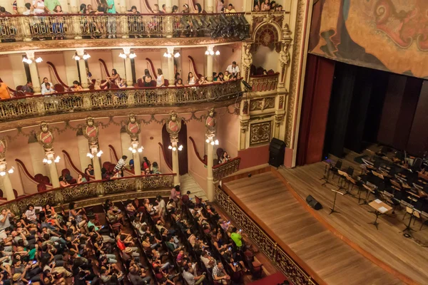La gente visita un concierto en el Teatro Amazonas — Foto de Stock