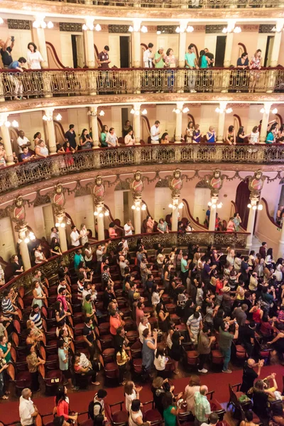 Orang-orang mengunjungi konser di Teatro Amazonas — Stok Foto