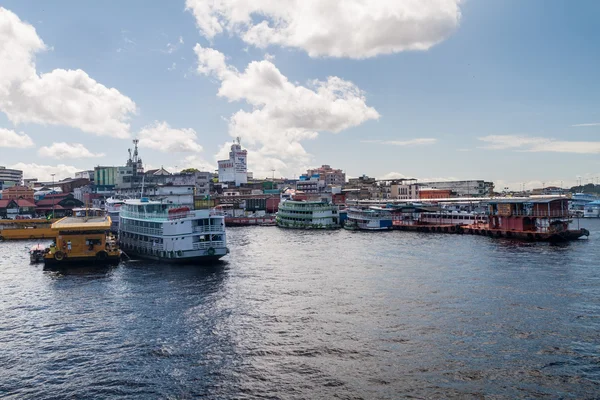 Říční lodě kotvící v Manaus — Stock fotografie
