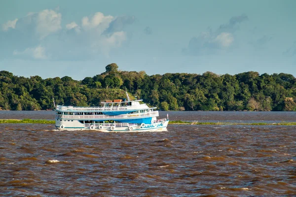 Barco de rio de passageiros que dobra rio Amazonas — Fotografia de Stock