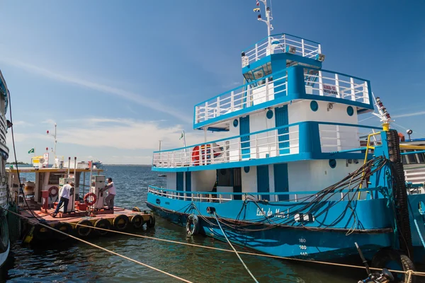 Barche fluviali ancorate in un porto di Santarem — Foto Stock