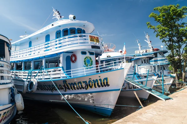 Barche fluviali ancorate in un porto di Santarem — Foto Stock