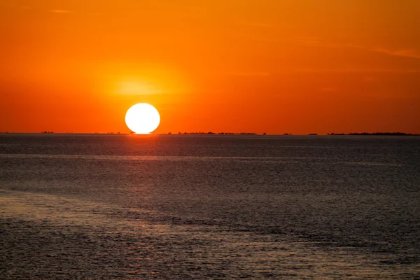 Puesta de sol sobre el río Amazonas — Foto de Stock