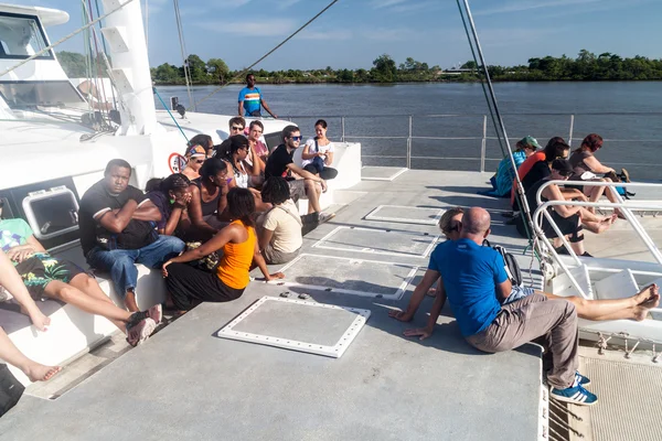 Turystów na pokładzie nowoczesnych katamaranów w Gujana Francuska — Zdjęcie stockowe