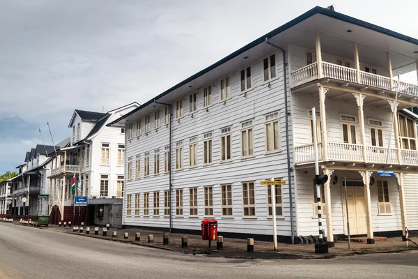 Edifícios coloniais velhos em Paramaribo — Fotografia de Stock