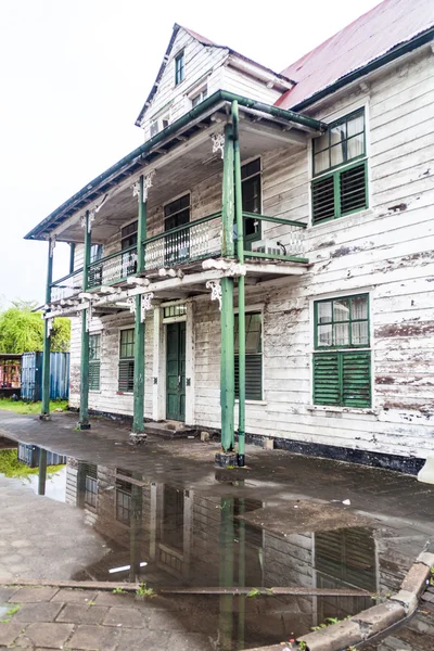 Antiguo edificio de madera en Paramaribo — Foto de Stock