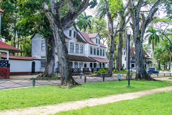 Viejos edificios coloniales en Paramaribo — Foto de Stock