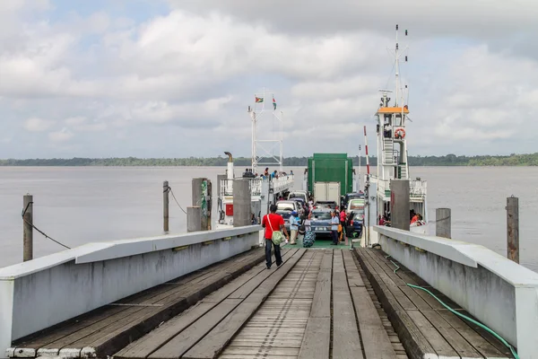 Ferry  crossing Corantijn (Corentyne) river — Stock Photo, Image