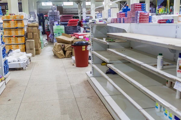 Venezuela süpermarkette boş rafları