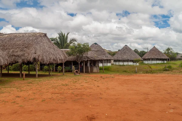 Maisons simples dans un village autochtone — Photo