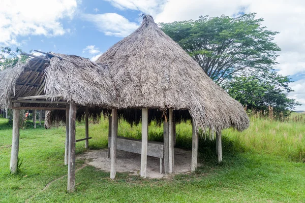 Casas simples em uma aldeia indígena — Fotografia de Stock