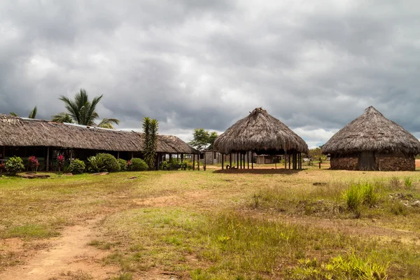 Casas simples em uma aldeia indígena — Fotografia de Stock