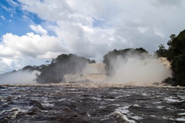 Canaima Lagoon şelaleler