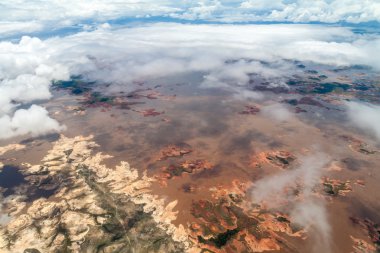 Guri baraj gölünün havadan görünümü 