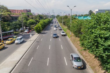 Arabalar Medellin bir karayolu üzerinde